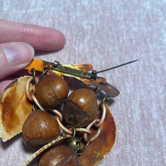 1940’s Celluloid Plastic Elegant Brown and Cream Leaf and Hazelnut Dangle Brooch - Picture 7 of 11